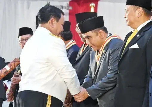 Wakil Ketua MPR Ahmad Muzani menerima penghargaan Dharma Pertahanan Utama dari Menteri Pertahanan Prabowo Subianto, Senin 9 Oktober 2023.