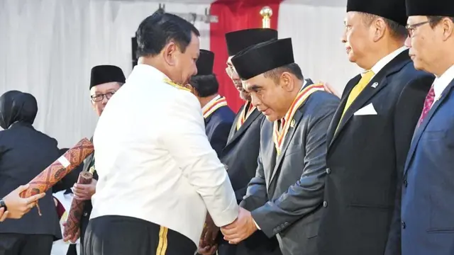 Wakil Ketua MPR Ahmad Muzani menerima penghargaan Dharma Pertahanan Utama dari Menteri Pertahanan Prabowo Subianto, Senin 9 Oktober 2023.