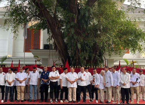 Organisasi relawan pendukung Presiden Joko Wododo, Pro Jokowi atau Projo mendeklarasikan dukungan mereka kepada Ketua Umum Partai Gerindra Prabowo Subianto sebagai calon presiden, Sabtu (14/10/2023) di kediaman Prabowo, Jalan Kertanegara, Jakarta Selatan.