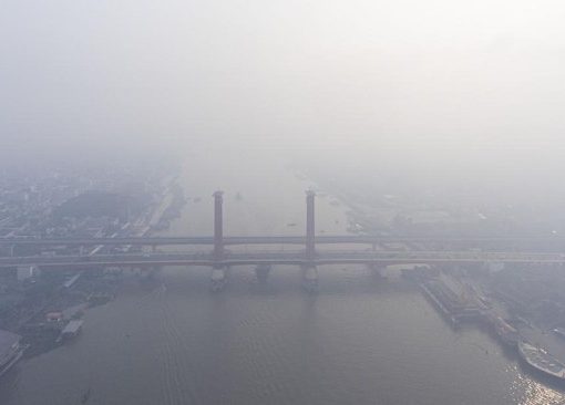 Udara jembatan Ampera yang tertutup kabut asap di Palembang, Sumatera Selatan, Minggu (1/10/2023).