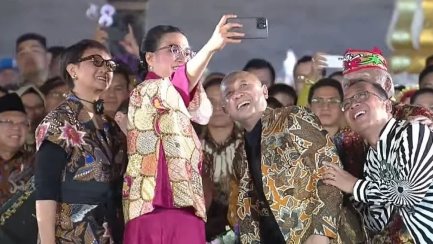 Menkeu Sri Mulyani dan para menteri selfie di catwalk Istana Berbatik.