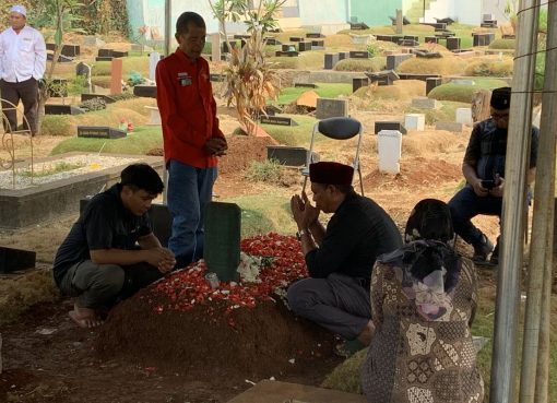 Makam Ketua Fraksi PDI-P DPRD DKI Jakarta Gembong Warsono di Taman Pemakaman Umum (TPU) Tanah Kusir, Kebayoran Lama, Jakarta Selatan, Sabtu (14/10/2023). Gembong meninggal dunia dalam usia 60 tahun pada Sabtu pukul 01.32 WIB, di RSUP Pertamina.