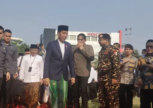 Presiden Jokowi menerima penghormatan dari Pimpinan upacara peringatan Hari Santri 2023, Yaqut Cholil Qoumas usai mengikuti upacara di Tugu Pahlawan Surabaya, Jawa Timur.