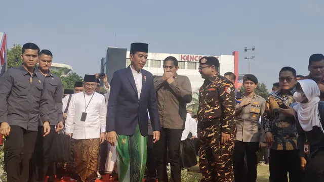 Presiden Jokowi menerima penghormatan dari Pimpinan upacara peringatan Hari Santri 2023, Yaqut Cholil Qoumas usai mengikuti upacara di Tugu Pahlawan Surabaya, Jawa Timur.