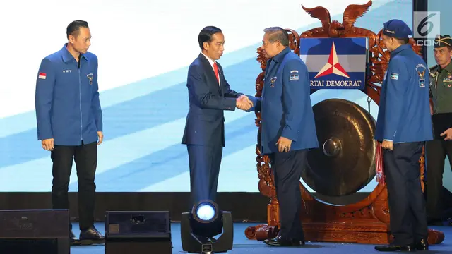 Presiden Joko Widodo (kedua kiri) bersalaman dengan Susilo Bambang yudhoyono (SBY) usai memukul gong pada Rapimnas Partai Demokrat di Bogor, Jawa Barat, Sabtu (10/3).