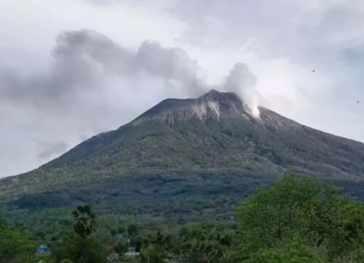 Gunung Ili Lewotolok di NTT.