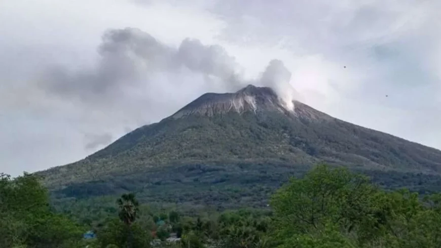 Gunung Ili Lewotolok di NTT.