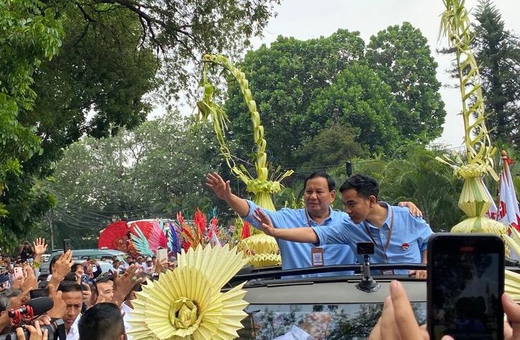 Prabowo-Gibran menuju KPU.