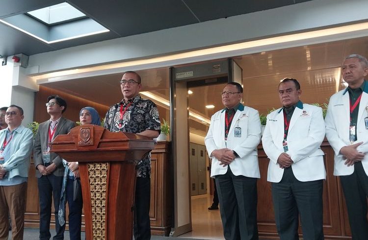 Ketua Komisi Pemilihan Umum (KPU) RI Hasyim Asya'ri saat memberikan keterangan pers di lobby medical check up RSPAD, Jakarta Pusat, Kamis (26/10/2023).