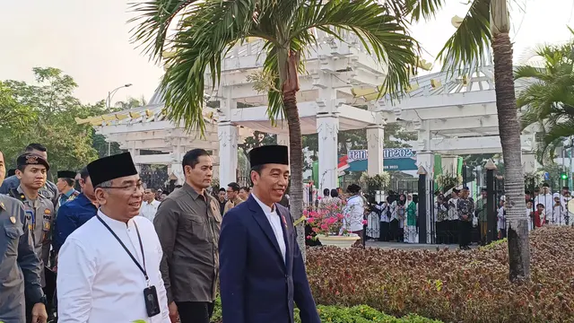 Presiden Jokowi didampingi Katum PBNU Gus Yahya.