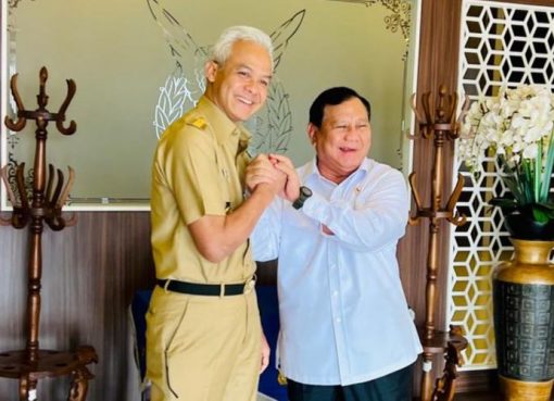 Menteri Pertahanan Prabowo Subianto bersama Gubernur Jawa Tengah yang juga bakal capres dari PDI-P, Ganjar Pranowo, melakukan salam komando saat berada di Bandara Adi Sumarmo, Karanganyar, Jawa Tengah.