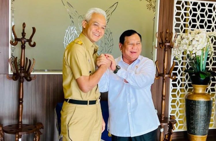 Menteri Pertahanan Prabowo Subianto bersama Gubernur Jawa Tengah yang juga bakal capres dari PDI-P, Ganjar Pranowo, melakukan salam komando saat berada di Bandara Adi Sumarmo, Karanganyar, Jawa Tengah.