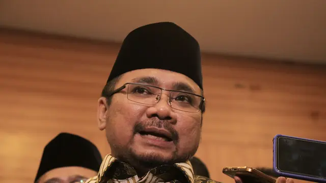 Menteri Agama (Menag) Yaqut Cholil Qoumas usai membuka Bimtek Terintegrasi dengan Kemenkes PPIH Arab Saudi di Asrama Haji Pondok Gede, Jakarta Timur, Rabu malam (12/4/2023).