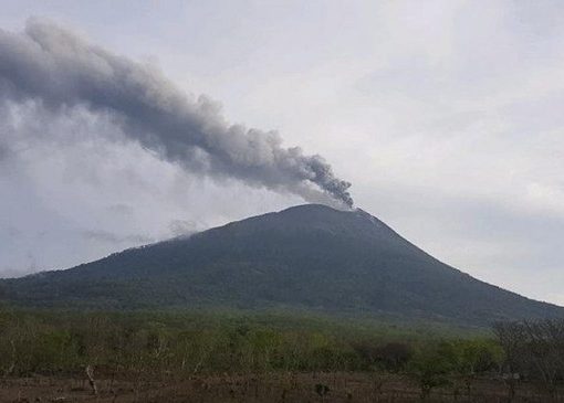 Erupsi Gunung Ili Lewotolok di Kabupaten Lembata, Nusa Tenggara Timur.