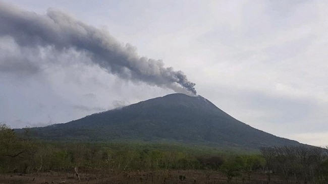 Erupsi Gunung Ili Lewotolok di Kabupaten Lembata, Nusa Tenggara Timur.