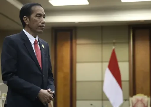 Presiden Joko Widodo (Jokowi) saat menunggu kedatangan Menteri Luar Negeri Arab Saudi, Adel al-Jubeir dan rombongan di sela pertemuan KTT Luar Biasa OKI di Jakarta, Senin (7/2/2016).