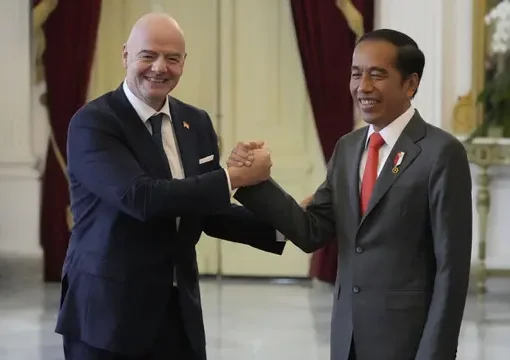 Presiden RI, Joko Widodo menyambut kedatangan Presiden FIFA Gianni Infantino di Istana Merdeka, Jakarta, Selasa (18/10) siang WIB.