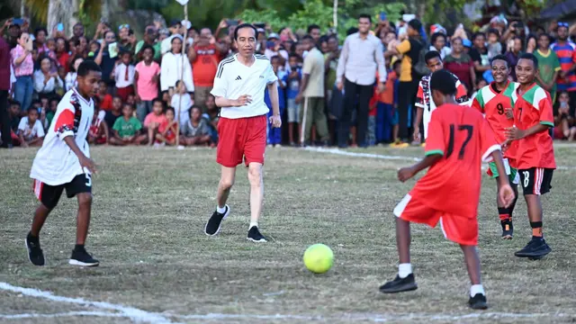 Presiden Joko Widodo atau Jokowi bermain sepak bola dengan pelajar di Lapangan Sorido, Kabupaten Biak Numfor, Provinsi Papua, Rabu (22/11/2023).