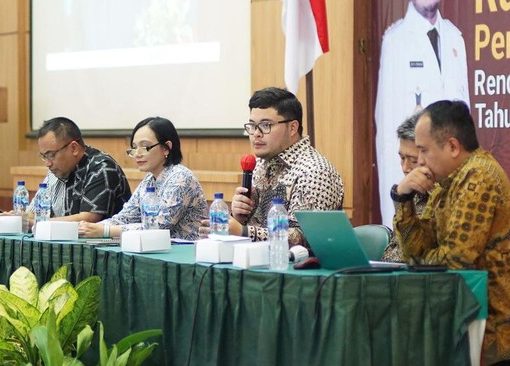 Bupati Kediri Hanindhito Himawan Pramana mengingatkan bahwa perencanaan rancangan awal (ranwal) Rencana Pembangunan Jangka Panjang Daerah (RPJPD) Kabupaten Kediri tahun 2025-2045 harus berfokus pada isu-isu yang bersentuhan langsung dengan warga, seperti kemiskinan, layanan kesehatan, serta pertanian.