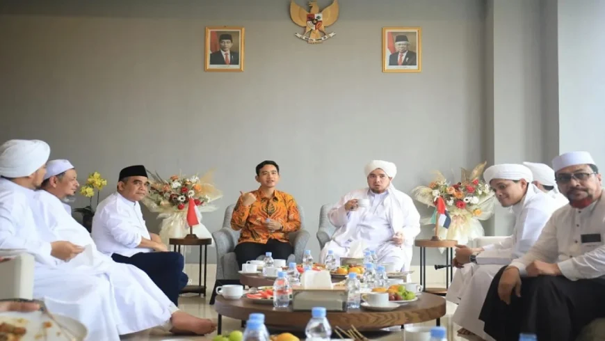 Cawapres Gibran Rakabuming Raka bersilaturahmi dengan Habib Jindan.