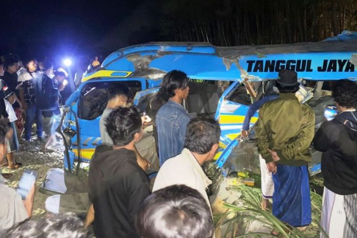 Mobil yang hancur ditabrak KA di Lumajang Jatim.