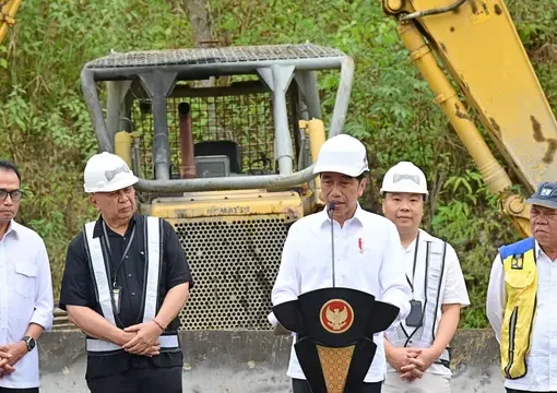 Presiden Joko Widodo atau Jokowi melakukan peletakan batu pertama atau groundbreaking Hotel Vasanta di kawasan Ibu Kota Nusantara (IKN), Kabupaten Penajam Paser Utara, Provinsi Kalimantan Timur, Sabtu (23/9/2023).