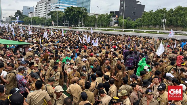 Ribuan perangkat desa yang tergabung dalam Persatuan Perangkat Desa Indonesia (PPDI) berunjuk rasa di depan Gedung DPR, Jakarta, Rabu, 25 Januari 2023.