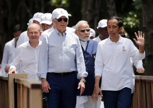 Presiden Indonesia Joko Widodo atau Jokowi (kanan) memberi isyarat di samping Presiden Amerika Serikat Joe Biden, Kanselir Jerman Olaf Scholz, Perdana Menteri India Narendra Modi, dan para pemimpin dunia lainnya pada acara penanaman mangrove di sela-sela pertemuan KTT G20 di Taman Hutan Raya Ngurah Rai, Denpasar, Bali, Indonesia, Rabu (16/11/2022).