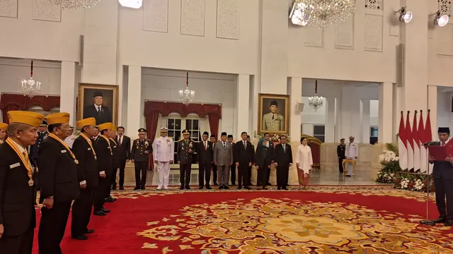 Presiden Joko Widodo atau Jokowi melantik anggota Dewan Pimpinan Pusat dan Dewan Pertimbangan Pusat Legiun Veteran Republik Indonesia (LVRI) periode 2022-2027 di Istana Negara Jakarta, Rabu (22/11/2023).