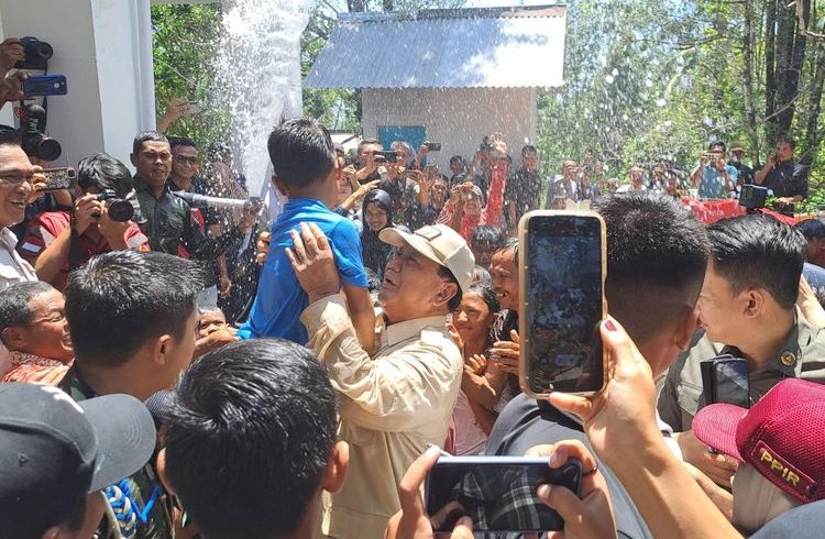 Menhan Prabowo Subianto basah-basahan bermain air bersama anak kecil di sumber air bersih di Desa Pamubulan, Kabupaten Lebak, Minggu (19/11/2023).