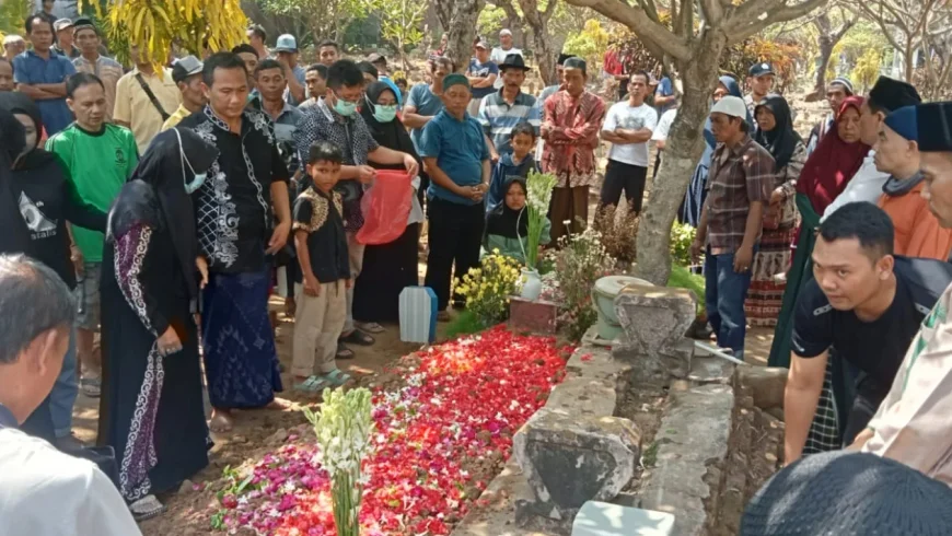 Proses pemakaman Endang yang meninggal di kamar mandi rumah di Pasuruan.