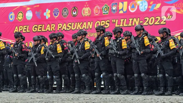 Pasukan bersenjata saat mengikuti apel Operasi Lilin 2022 di Monas, Jakarta, Kamis (22/12/2022). Kapolri Jenderal Listyo Sigit Prabowo berharap Operasi Lilin 2022 dapat memberikan rasa aman dan nyaman bagi masyarakat yang melakukan kegiatan ibadah maupun berlibur.