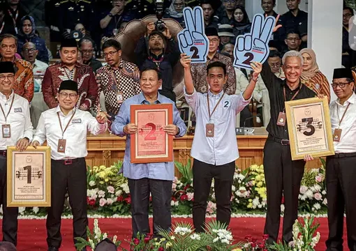 Pasangan capres-cawapres Pemilu 2024, Anies Baswedan-Muhaimin Iskandar, Prabowo Subianto-Gibran Rakabuming Raka, dan Ganjar Pranowo-Mahfud Md (kiri ke kanan) berpose usai pengundian nomor urut di halaman gedung Komisi Pemilihan Umum (KPU), Jakarta, Selasa (14/11/2023).