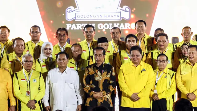 Presiden Joko Widodo atau Jokowi (tengah) didampingi Ketua Umum Partai Golkar Airlangga Hartarto (tengah kanan) dan Ketua Umum Partai Gerindra Prabowo Subianto (tengah kiri) saat menghadiri peringatan HUT ke-59 Partai Golkar di Jakarta, Senin (6/11/2023). Selain dihadiri Jokowi dan Prabowo, HUT Partai Golkar tersebut juga dihadiri petinggi partai politik dari Koalisi Indonesia Maju (KIM).