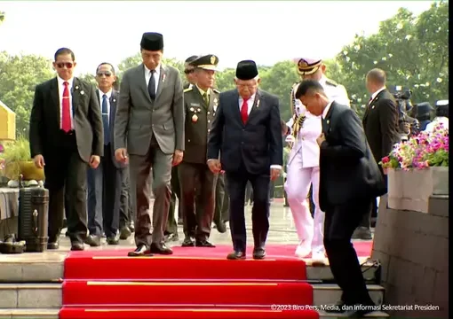 Presiden Joko Widodo atau Jokowi menjadi Inspektur Upacara Ziarah Nasional dalam rangka memperingati Hari Pahlawan, Rabu (10/11/2023). Upacara digelar di Taman Makam Pahlawan (TMP) Kalibata, Jakarta Selatan.