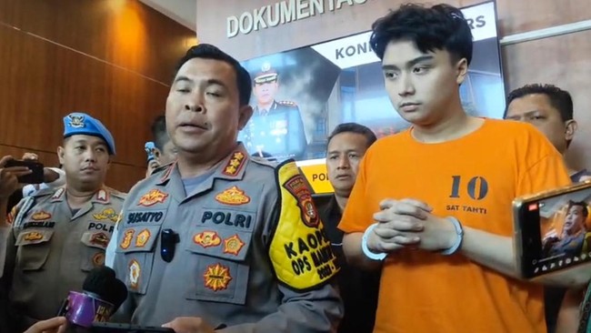 Leon Dozan jadi tersangka penganiayaan dan penghinaan Polri.