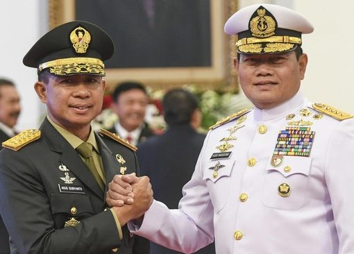 Panglima TNI Laksamana TNI Yudo Margono (kanan) berjabat tangan dengan KSAD Jenderal TNI Agus Subiyanto saat pelantikan Panglima TNI di Istana Negara, Jakarta, Rabu (22/11).