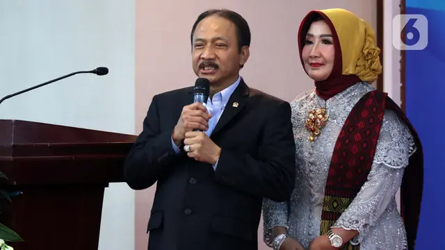 Ketua MK yang baru Suhartoyo dan istri.