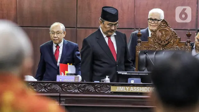 Ketua Majelis Kehormatan Mahkamah Konstitusi (MKMK) Jimly Asshiddiqie (tengah) bersama anggota Wahiduddin Adams (kiri) dan Bintan R. Saragih (kanan) memimpin jalannya sidang putusan dugaan pelanggaran etik.