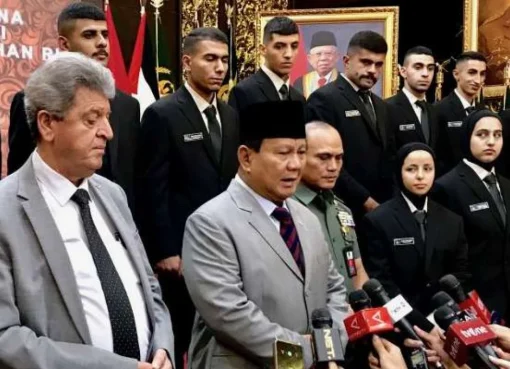 Menteri Pertahanan Prabowo Subianto (dua kiri) menjawab pertanyaan wartawan selepas acara penerimaan 22 mahasiswa Palestina penerima beasiswa Pemerintah RI di Kantor Kementerian Pertahanan RI, Jakarta.