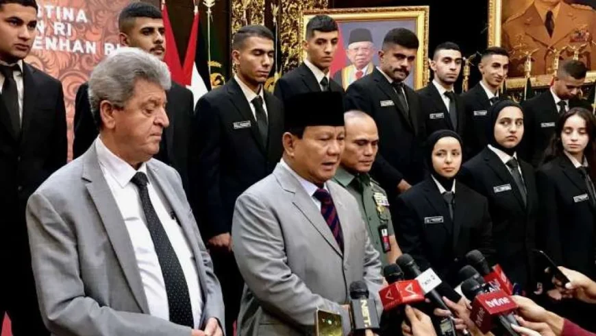 Menteri Pertahanan Prabowo Subianto (dua kiri) menjawab pertanyaan wartawan selepas acara penerimaan 22 mahasiswa Palestina penerima beasiswa Pemerintah RI di Kantor Kementerian Pertahanan RI, Jakarta.