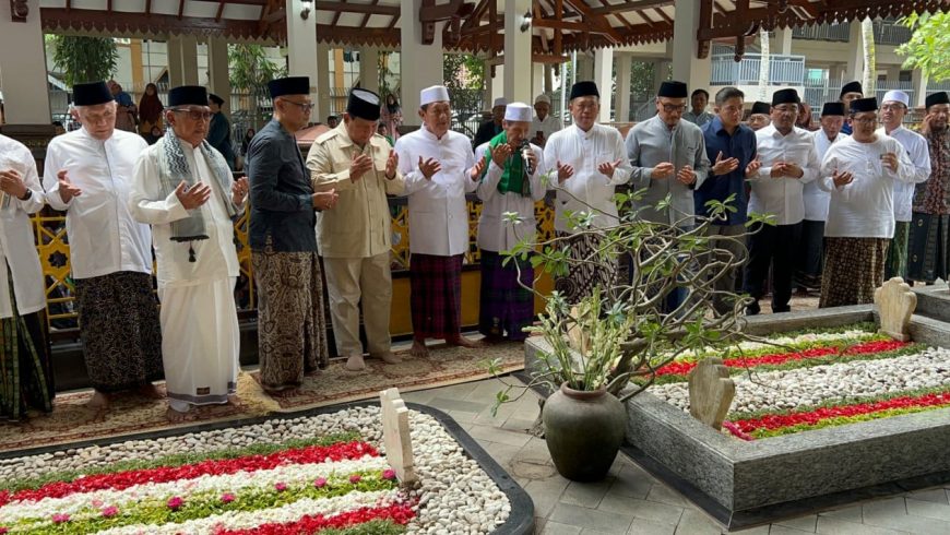 Prabowo Subianto ziarah ke makam K.H. Hasyim Asy'ari dan makam K.H. Abdurrahman Wahid.