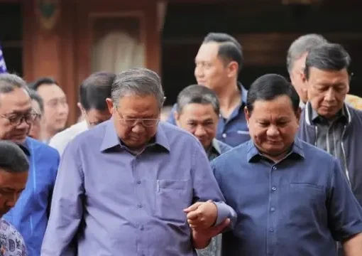 Ketua Umum Partai Gerindra Prabowo Subianto saat menyambut kedatangan Presiden ke-6 Susilo Bambang Yudhoyono (SBY) di Hambalang, Bogor.