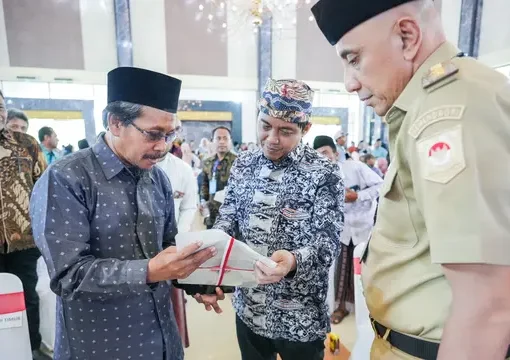 Wakil Menteri Agraria dan Tata Ruang/Badan Pertanahan Nasional (ATR/BPN), Raja Juli Antoni kembali membagikan sertipikat tanah di Gedung Serba Guna Rato Ebu, Jalan A.Yani, Demangan, Bangkalan, Madura.