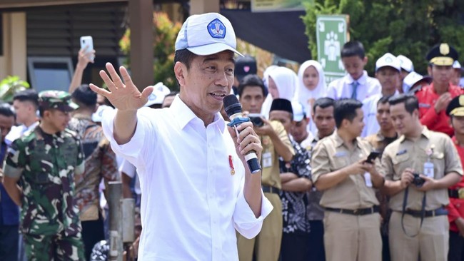 Presiden Joko Widodo (Jokowi) mengatakan belum ada rencana untuk mengimbau masyarakat menggunakan masker kembali imbas lonjakan kasus virus corona (Covid-19) belakangan ini.