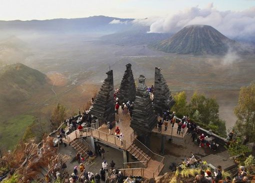 Pada liburan Natal dan tahun baru kali ini, akses kawasan Bromo macet karena membludaknya wisatawan.