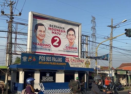 Baliho Prabowo-Gibran yang terpasang di atas Pos Lantas di Kabupaten Mojokerto, telah dibongkar karena melanggar aturan. Baliho Anies-Cak Imin juga terpasang di Pos Pantau Pekukuhan Satsamapta Polres Mojokerto, Mojosari.