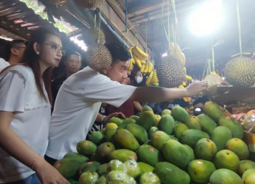 Calon wakil presiden nomor urut 2, Gibran Rakabuming Raka, beserta istrinya, Selvi Ananda, membeli buah durian di Pasar Rawasari, Cempaka Putih, Jakarta Pusat, Minggu (3/12/2023).