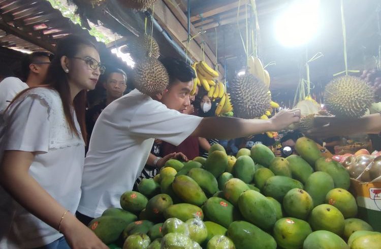 Calon wakil presiden nomor urut 2, Gibran Rakabuming Raka, beserta istrinya, Selvi Ananda, membeli buah durian di Pasar Rawasari, Cempaka Putih, Jakarta Pusat, Minggu (3/12/2023).