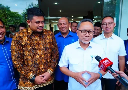 Ketua Umum Partai Amanat Nasional (PAN) Zulkifli Hasan (Zulhas) saat bertemu Wali Kota Medan Bobby Nasution di sela kunjungannya di Sumut, pada Jumat (15/12/2023).